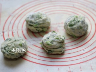 9、小白菜饼,将小剂子旋转着拧几圈，再用手掌压扁，制成饼胚。