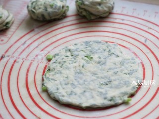 10、小白菜饼,把饼胚擀成博饼。