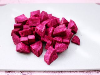 4、紫薯百合核桃糯米粥,把紫薯去皮，洗干净，再切小块备用。(块的大小根据个人喜欢)