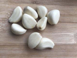 2、好吃的轻食水煮菜，蒜蓉淋生菜,蒜剥皮备用。