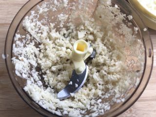 3、好吃的轻食水煮菜，蒜蓉淋生菜,蒜用机器搅碎。