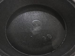 4、好吃的轻食水煮菜，蒜蓉淋生菜,大火，炒锅放入水，再放入一勺盐和少许食用油。