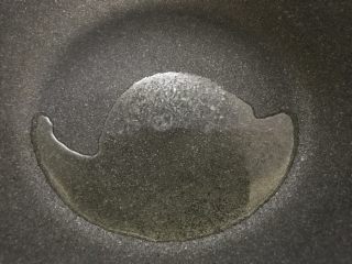 6、好吃的轻食水煮菜，蒜蓉淋生菜,中火，炒锅倒入油。