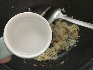 8、好吃的轻食水煮菜，蒜蓉淋生菜,再放入少许水。