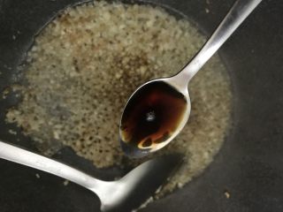 9、好吃的轻食水煮菜，蒜蓉淋生菜,放入生抽3勺。