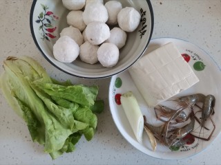 1、鱼丸豆腐汤,准备食材备用