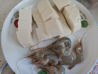 2、鱼丸豆腐汤,豆腐小小方块，虾清洗干净