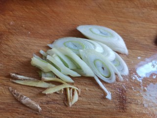 3、鱼丸豆腐汤,葱切片，姜切丝