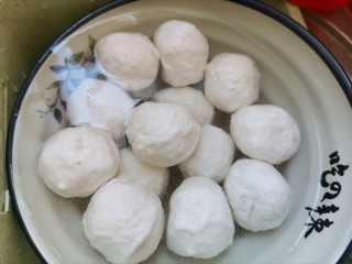 4、鱼丸豆腐汤,鱼丸再洗干净