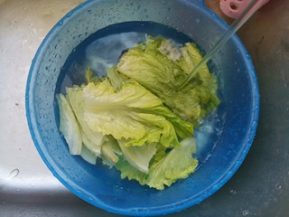 5、鱼丸豆腐汤,生菜洗干净