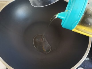 6、鱼丸豆腐汤,起锅烧油