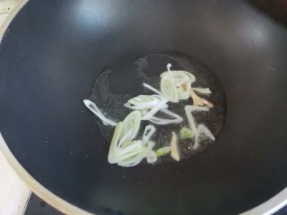 7、鱼丸豆腐汤,下入葱姜爆香