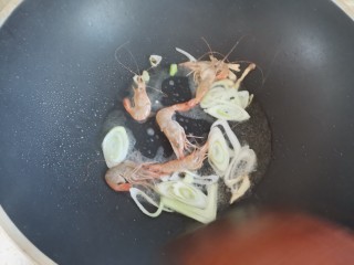 8、鱼丸豆腐汤,下入虾翻炒变色