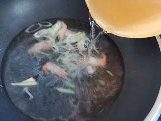 9、鱼丸豆腐汤,加入适量的水大火煮至水开