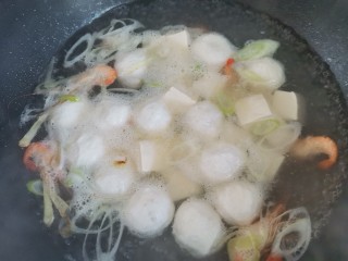 11、鱼丸豆腐汤,再次烧开下入豆腐，继续煮