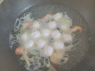 10、鱼丸豆腐汤,水开下入鱼丸，继续煮