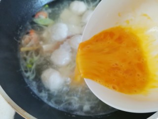 13、鱼丸豆腐汤,水开倒入鸡蛋液