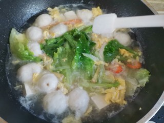 15、鱼丸豆腐汤,加入适量的盐