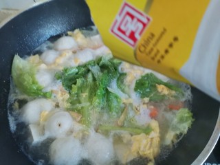 16、鱼丸豆腐汤,加入适量的鸡精