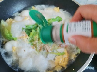 17、鱼丸豆腐汤,加入适量的白胡椒粉搅拌均匀即可出锅