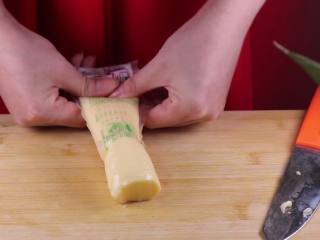 6、蒸豆腐的新吃法，口感嫩滑好吃爽口,玉子豆腐从顶端切开，然后取出豆腐，这里我们要小心一些，因为玉子豆腐很嫩，容易碎。