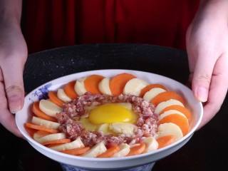 11、蒸豆腐的新吃法，口感嫩滑好吃爽口,接处理好的肉末豆腐放入锅中隔水蒸。