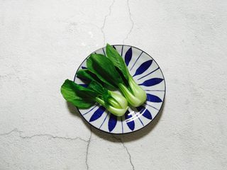 3、温州鮸鱼丸面,小白菜清洗干净备用