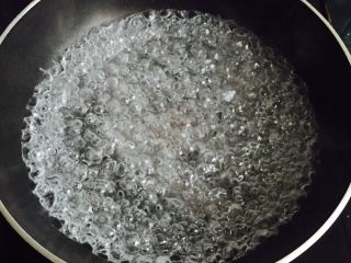 4、温州鮸鱼丸面,锅中加入清水大火烧开