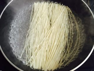 5、温州鮸鱼丸面,放入碱面