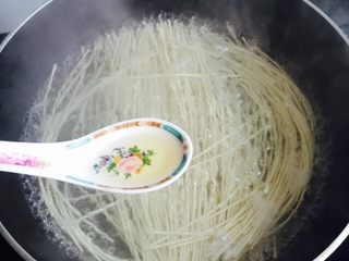 6、温州鮸鱼丸面,加入少许食用油和一丢丢盐