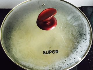 7、温州鮸鱼丸面,盖上锅盖大火烧开期间两次加入少量冷水并煮熟（约7-8分钟）