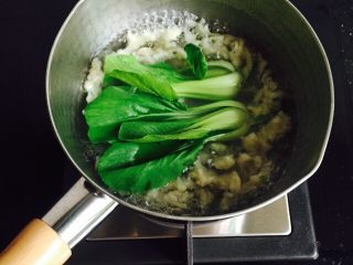 11、温州鮸鱼丸面,放入小白菜烫熟即可