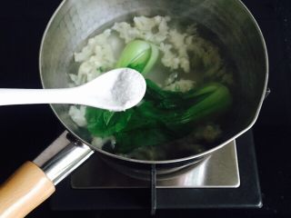 12、温州鮸鱼丸面,加入适量的味精提鲜