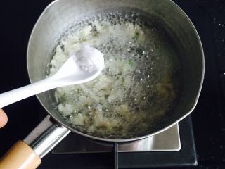 10、温州鮸鱼丸面,大火烧开加入1小茶匙盐