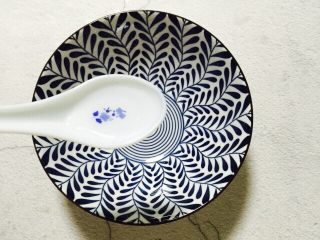 13、温州鮸鱼丸面,取一面碗加入一勺白醋