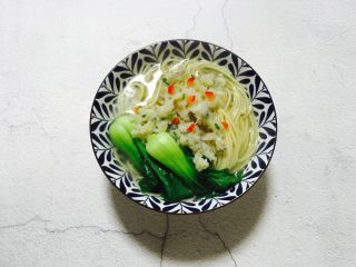 16、温州鮸鱼丸面,浇上鮸鱼丸和汤，取少量的红椒点缀（可有可无）