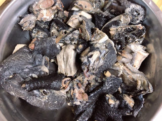 4、虫草花乌鸡汤,捞出乌鸡块，冲洗干净。