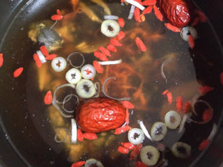 10、虫草花乌鸡汤,倒入1500ml水。盖盖儿选择鸡肉一档，40分钟鸡汤就炖好了。