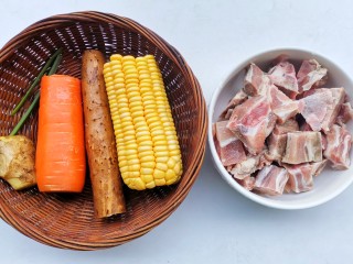 1、胡萝卜炖排骨,准备好所有食材。