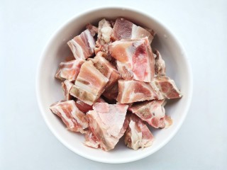 4、胡萝卜炖排骨,排骨洗净。