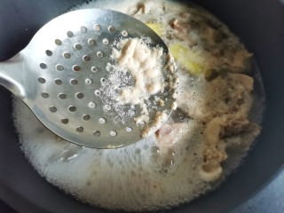 7、胡萝卜炖排骨,捞出浮沫。