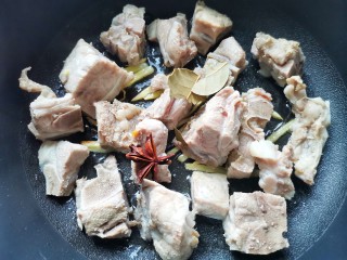 9、胡萝卜炖排骨,加入排骨，八角桂皮，