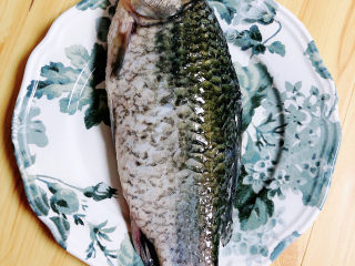 1、萝卜丝鲫鱼汤,准备好鲫鱼。