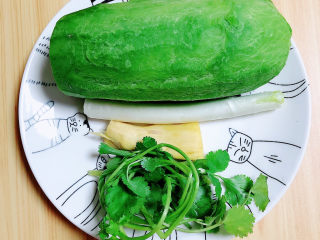 2、萝卜丝鲫鱼汤,准备好水果萝卜、葱姜、香菜。