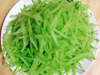 3、萝卜丝鲫鱼汤,水果萝卜叉丝儿待用。