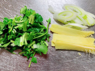 4、萝卜丝鲫鱼汤,葱姜香菜切好待用。