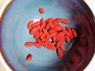 5、萝卜丝鲫鱼汤,准备好枸杞子。