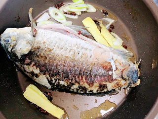 8、萝卜丝鲫鱼汤,放入葱姜爆香。