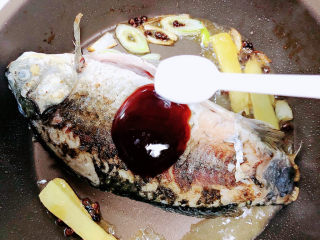 9、萝卜丝鲫鱼汤,再加入盐、料酒、耗油。