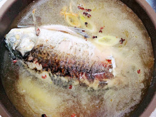 10、萝卜丝鲫鱼汤,加入水，烧开锅慢炖20分钟。